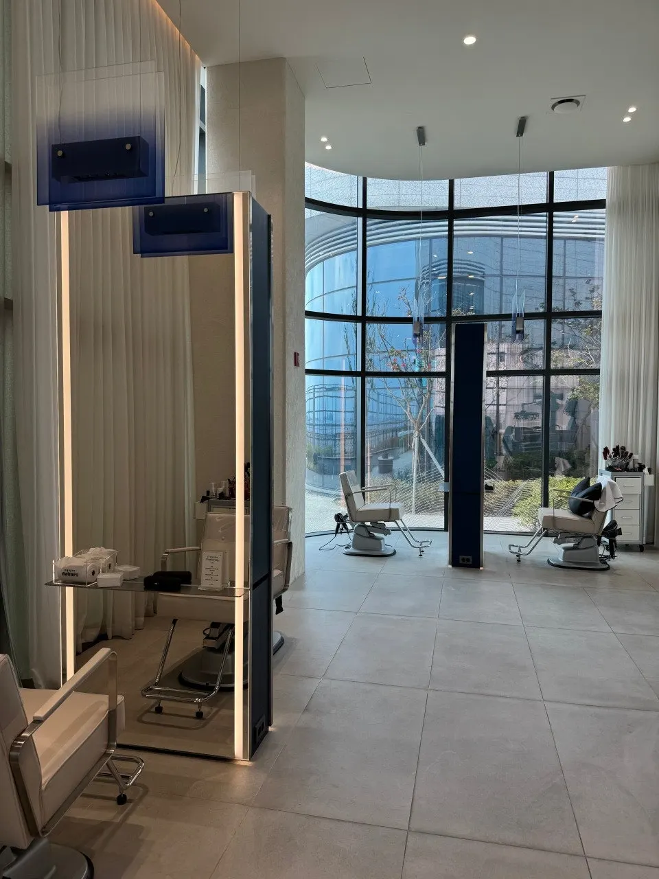 Interior of Juno Hair Songdo Crystal Ocean with spaced-out seating