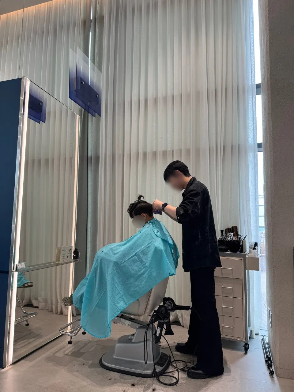 Consultation checking the boy's head shape and hair type