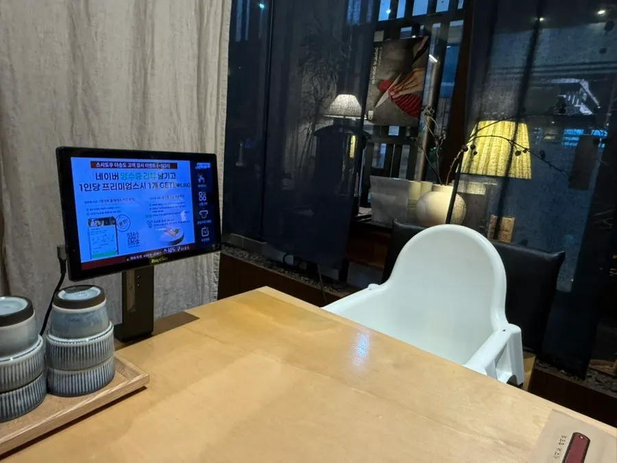 입장 전 춤추며 기다리는 아이