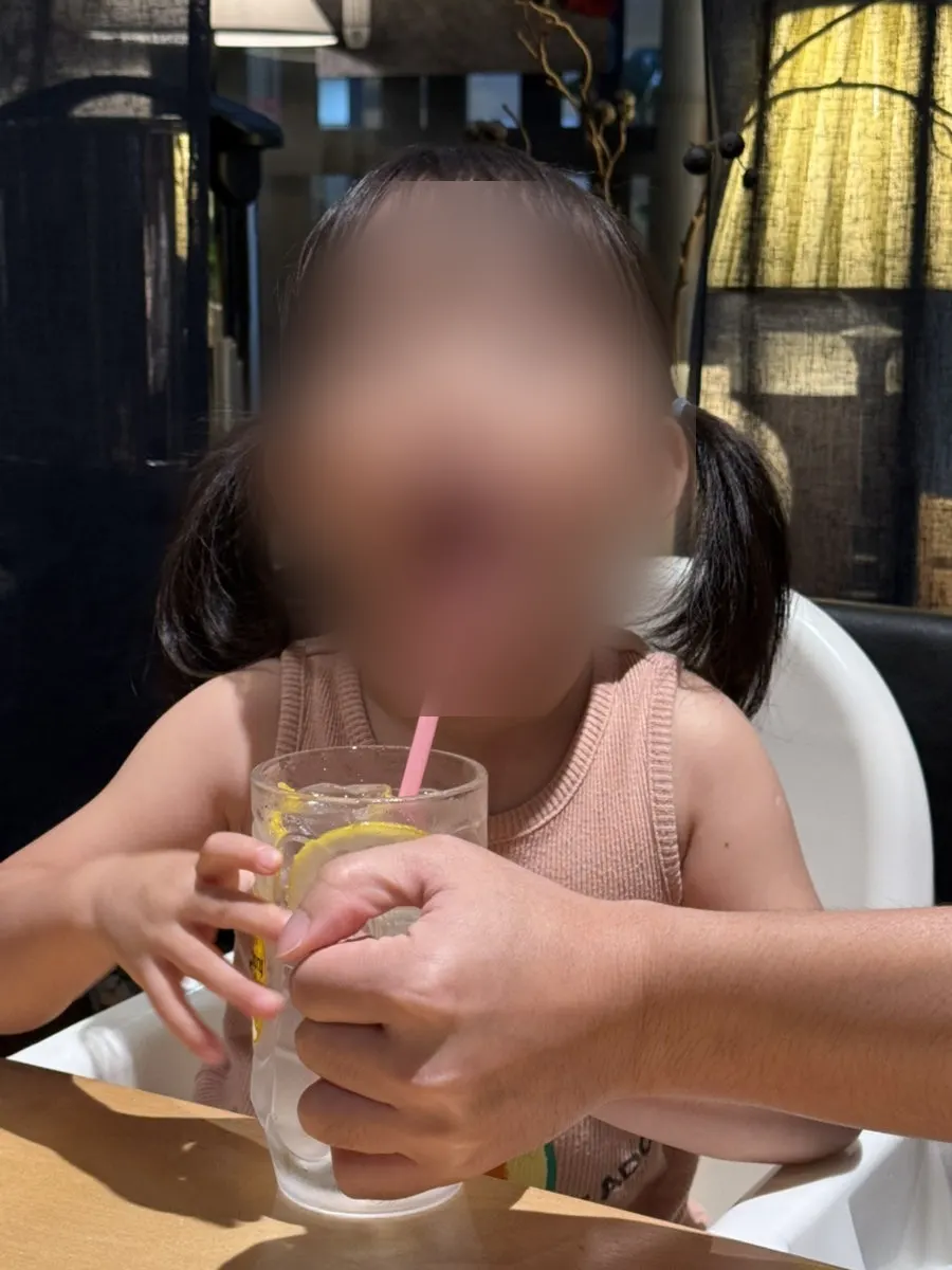 子供のための寿司注文の様子