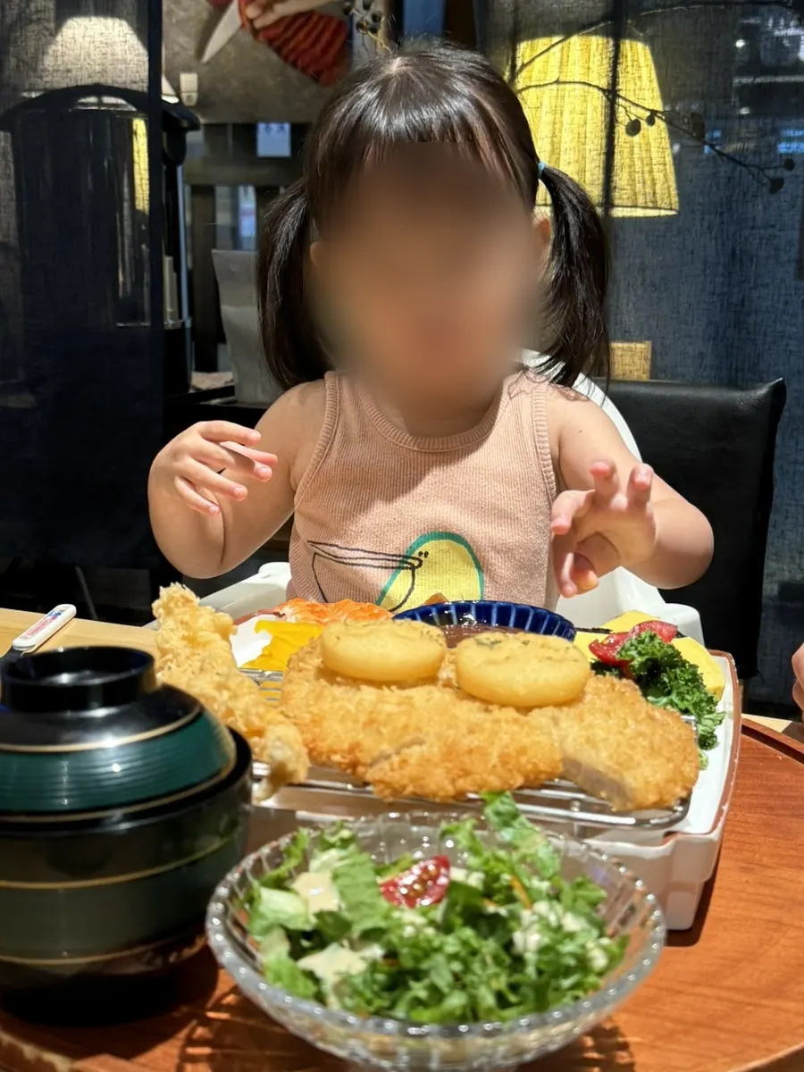 寿司と揚げ物が入った子供定食