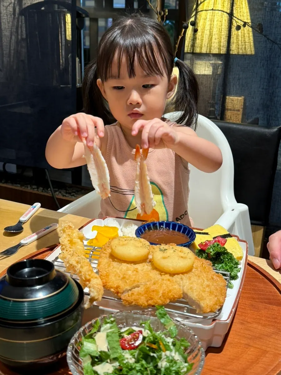 이른 저녁의 아이 식사 모습