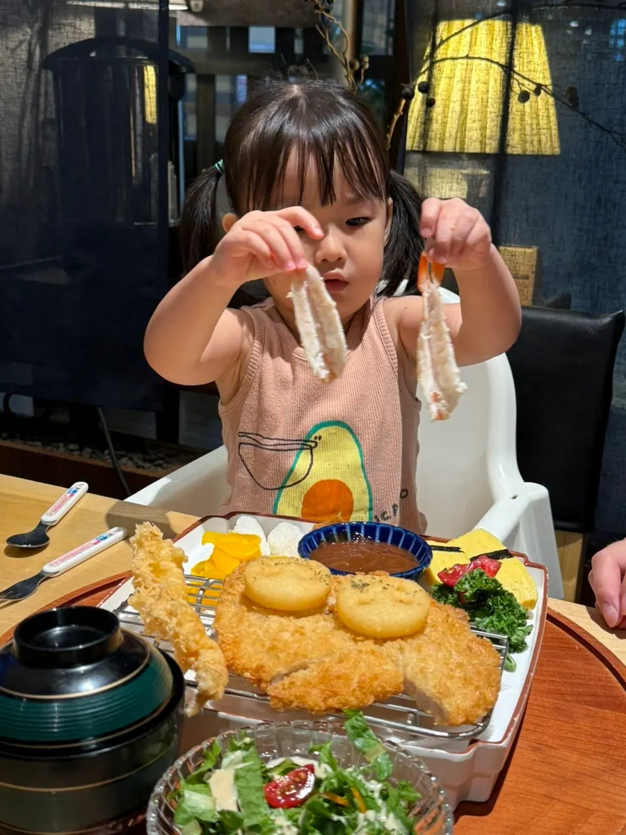새우초밥을 먹는 아이의 식사