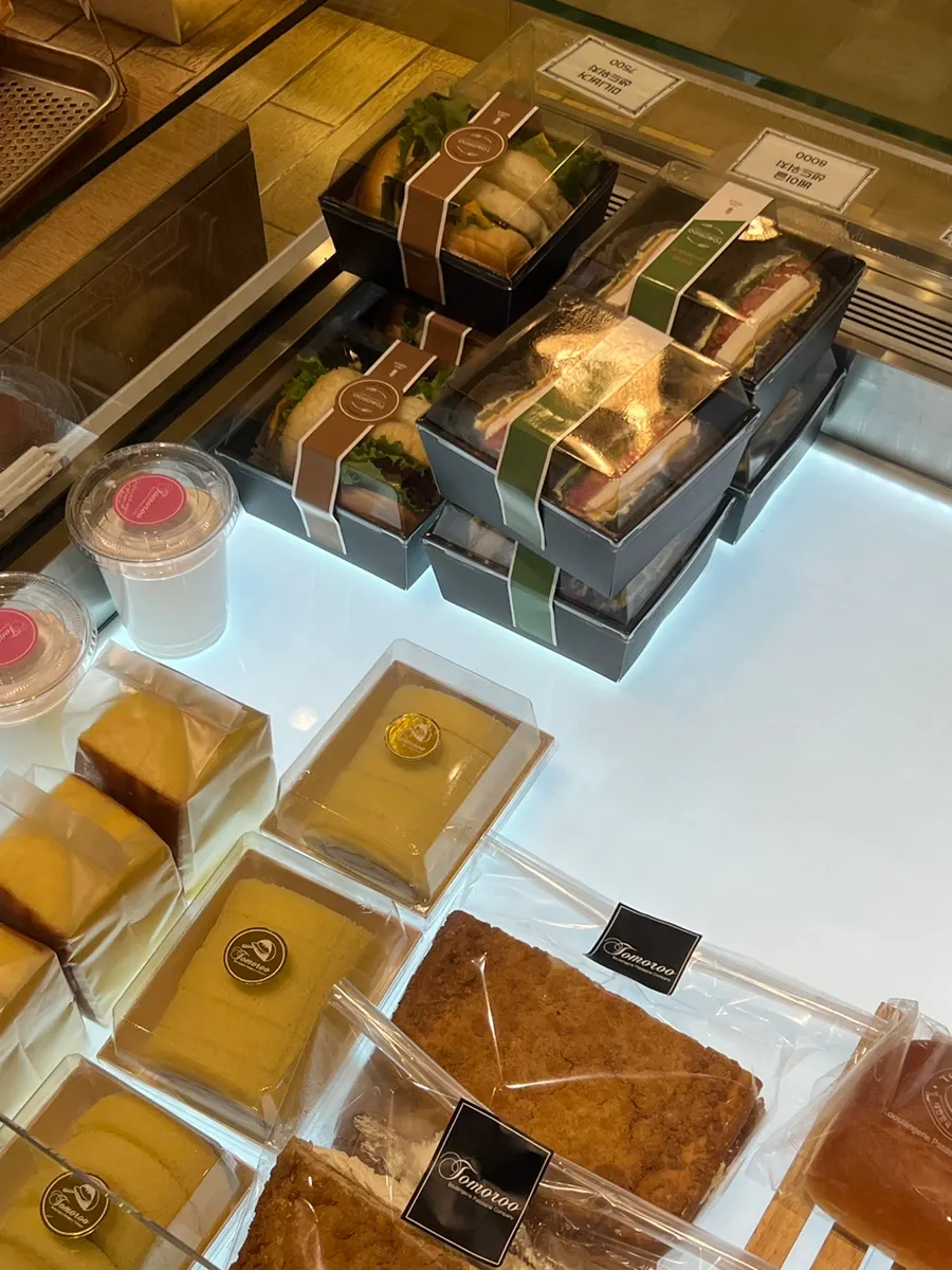 Bread display case at Tomoru Bakery Songdo at 8pm