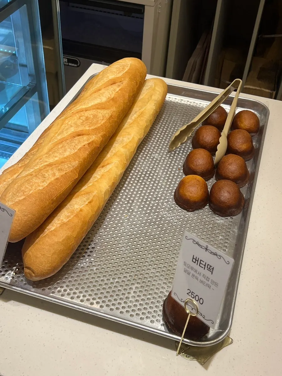 Bread display corner at Tomoru Bakery Songdo
