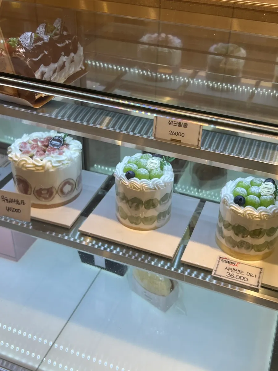 Freshly baked butter tteok on display