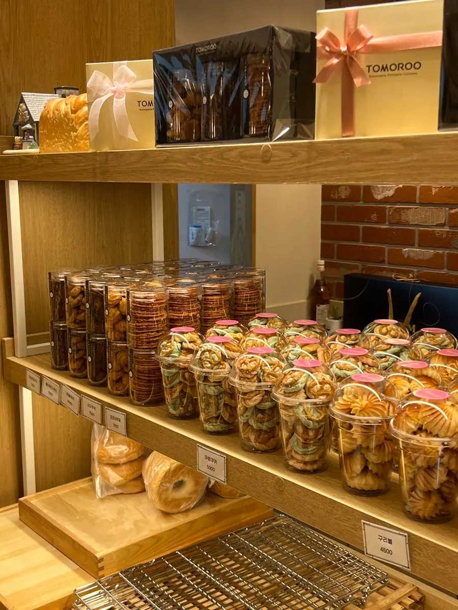 Butter tteok display case with price tag