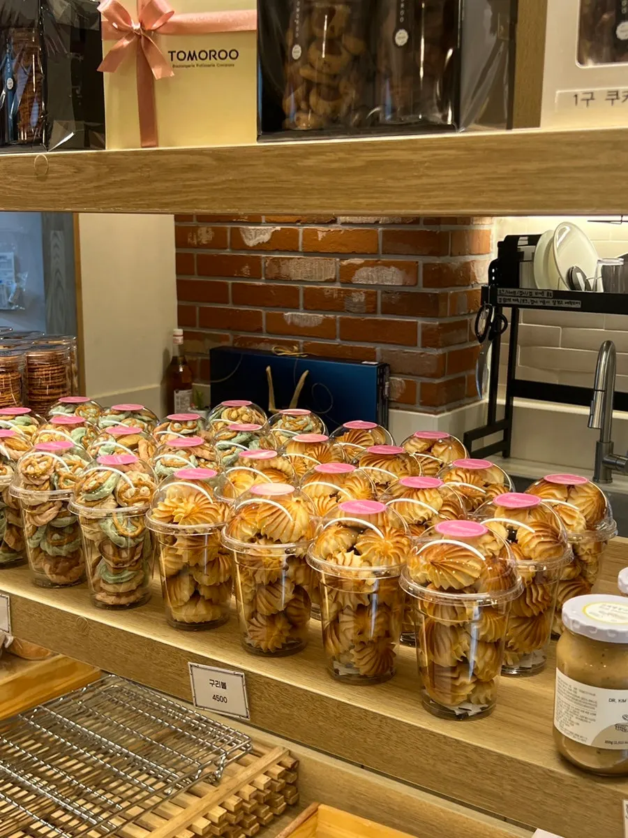 Bread trays at Tomoru Bakery Songdo