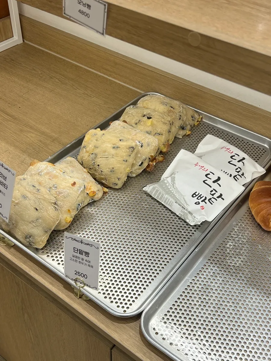 Dessert showcase display