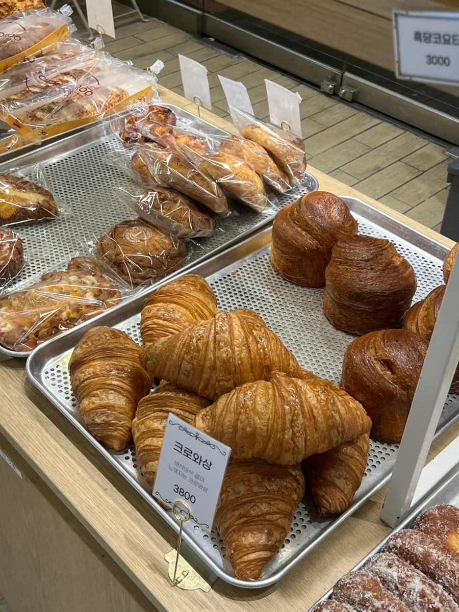 Bread lineup at Tomoru Bakery Songdo