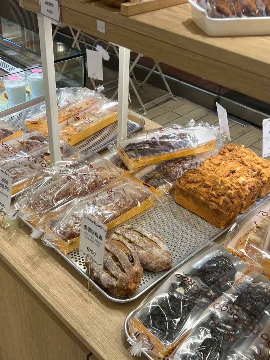 Dessert display at Tomoru Bakery Songdo