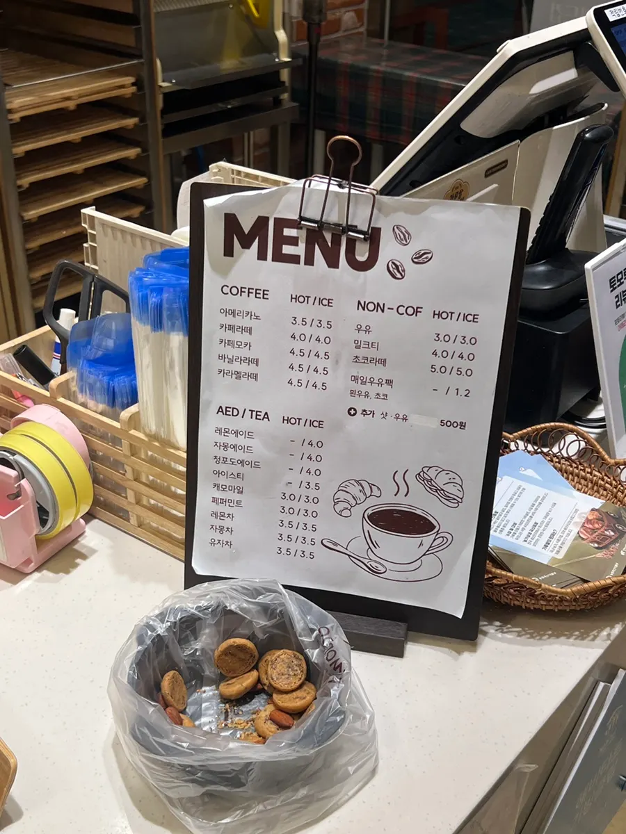 Drink menu board at Tomoru Bakery Songdo