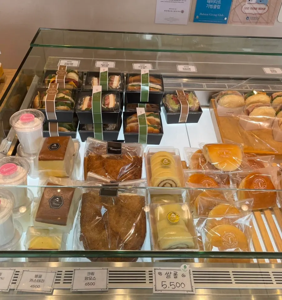 Myeongran and green onion baguette on display
