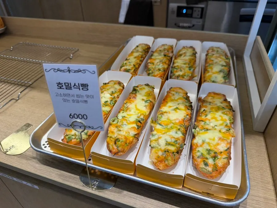 Display case with low-sugar bread markers