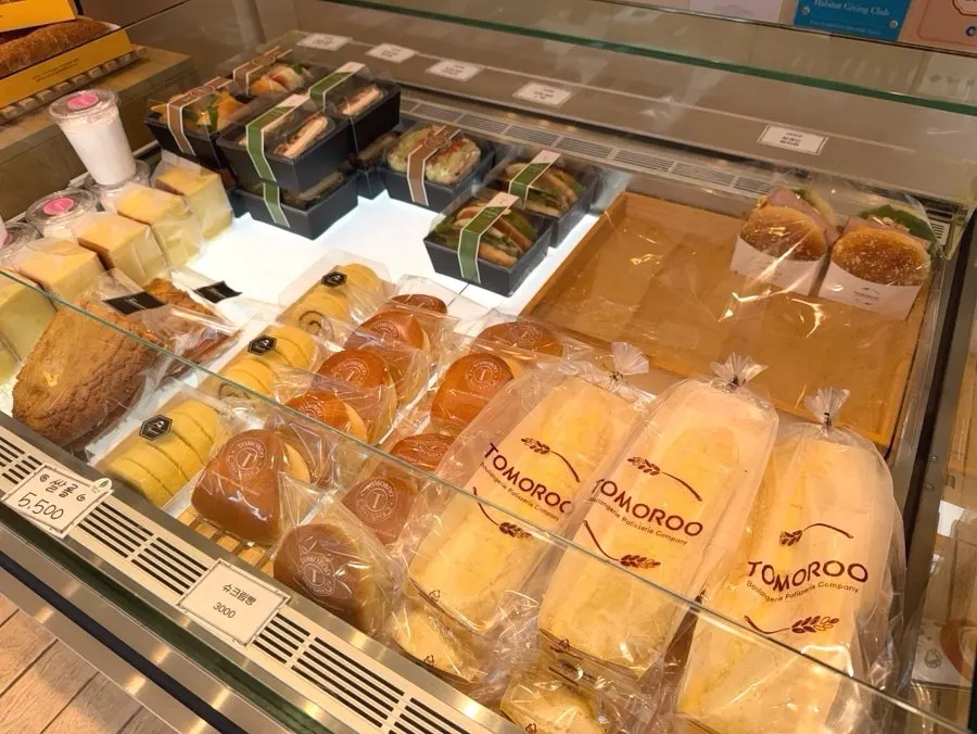Breads displayed at Tomoru Bakery