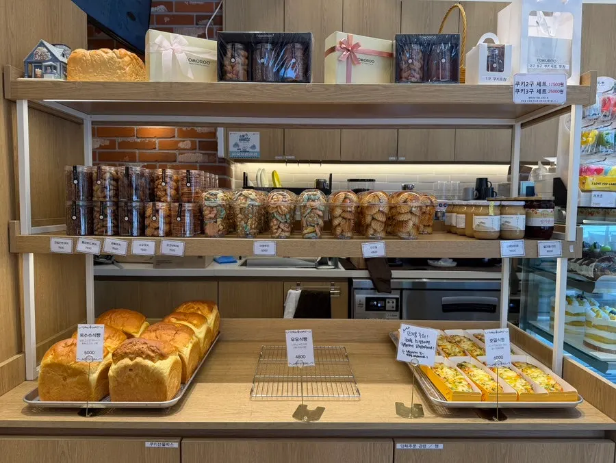 Display shelf with various rice-flour breads
