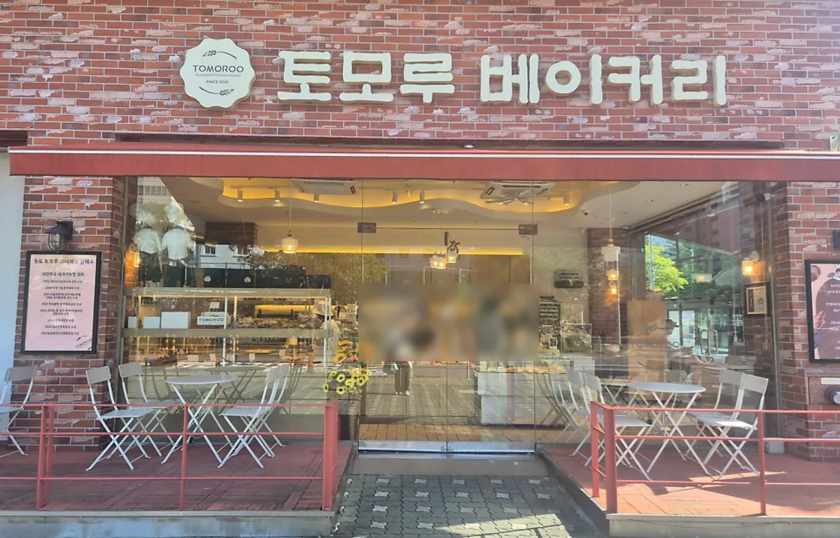 Exterior of Tomoru Bakery in Songdo