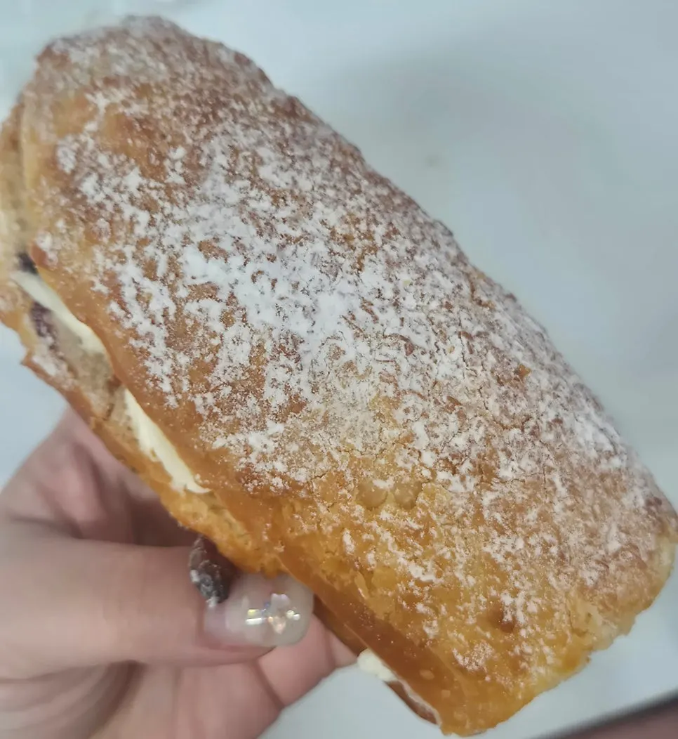 Complimentary cream baguette