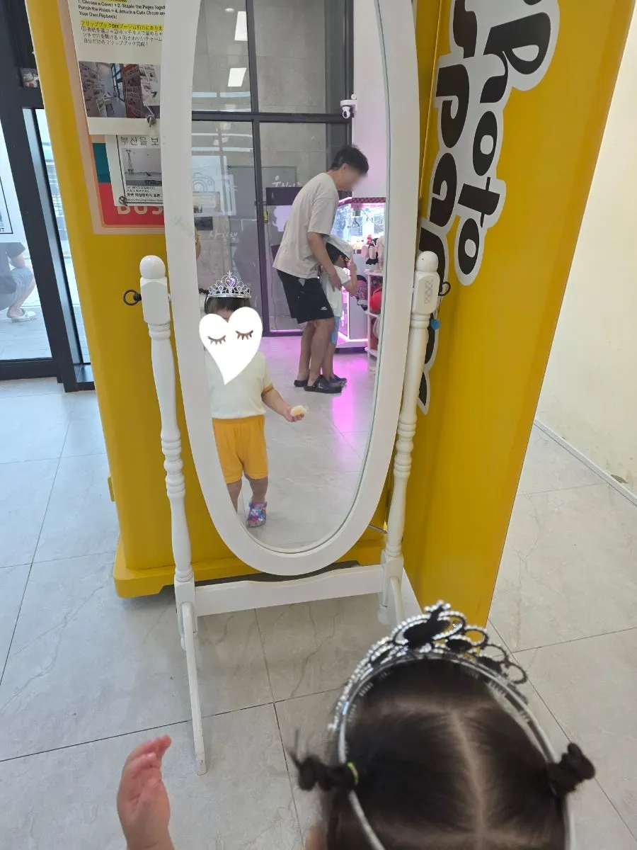 촬영 전 소품을 고르는 아이