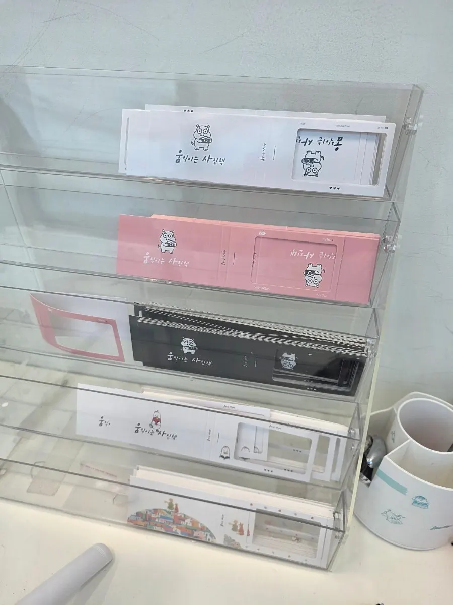 벽에 대롱대롱 매달린 사진들
