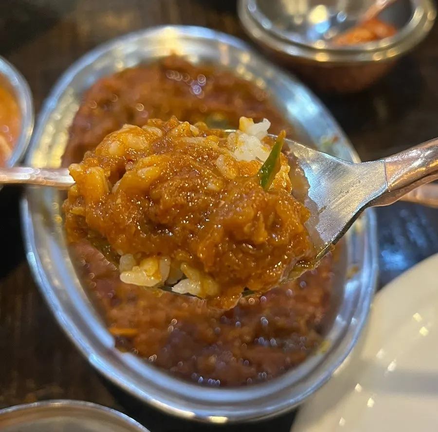 Comparison of butter chicken and mutton do piaja curries