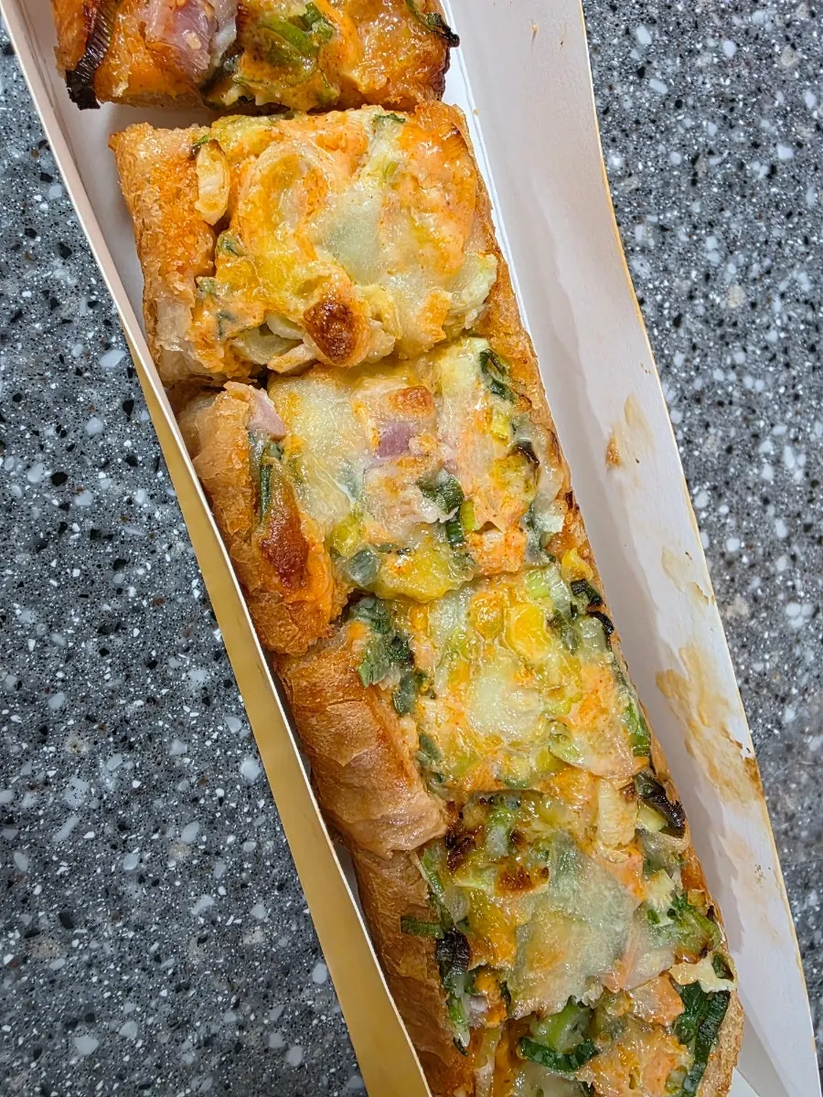 Packed chestnut loaf bread and myeongran green onion baguette