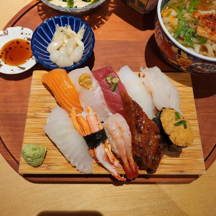 How to eat sushi by brushing on soy sauce