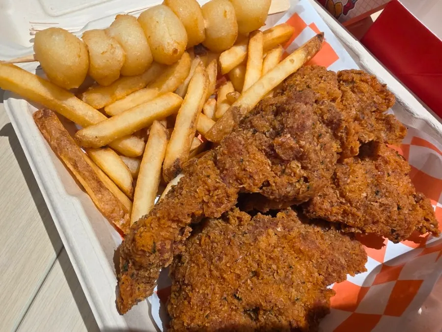 피클과 맥앤치즈, 소스 2종이 포함된 구성