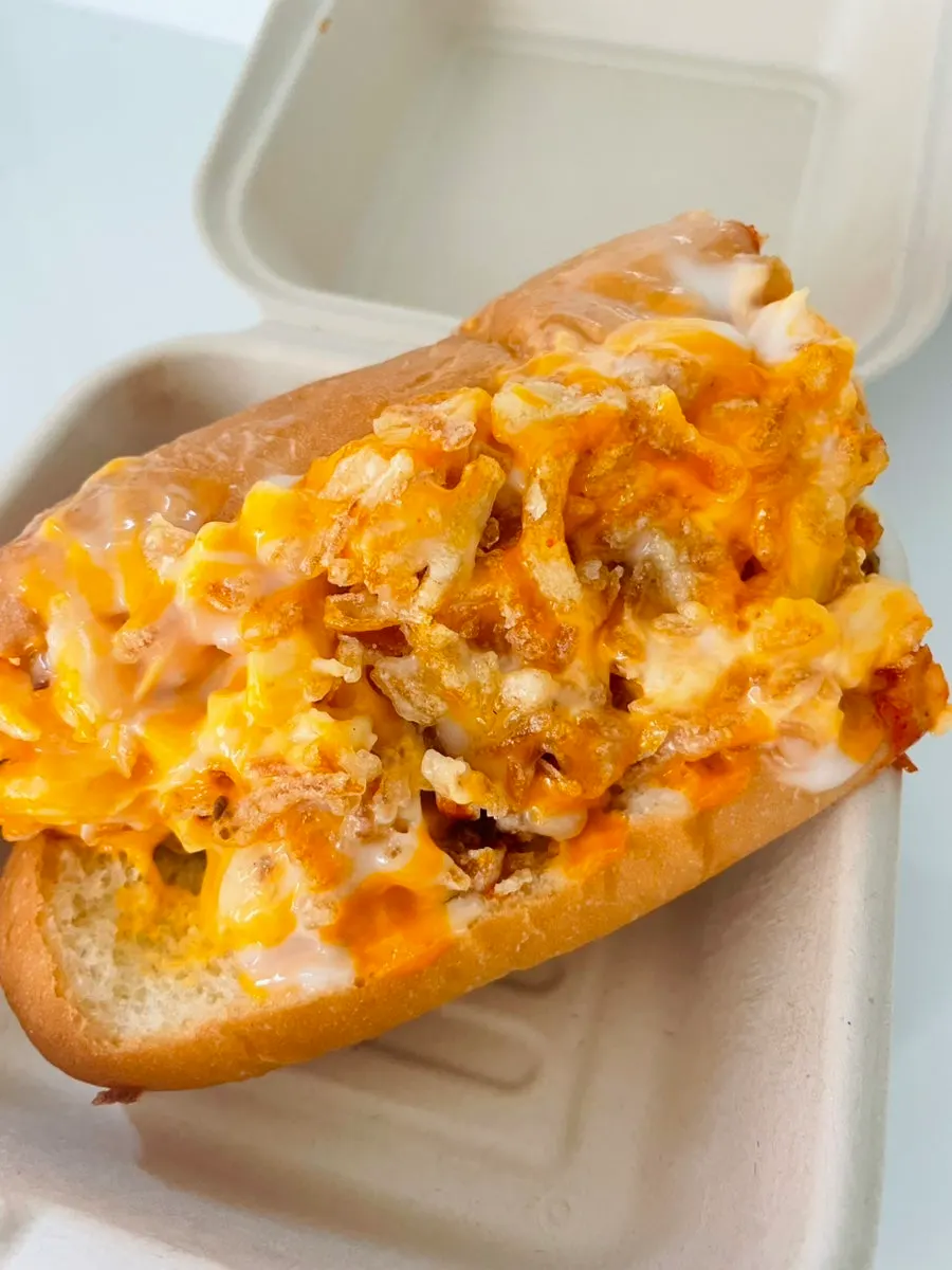 25cm big crunch hot dog topped with seasoned chicken and mac and cheese