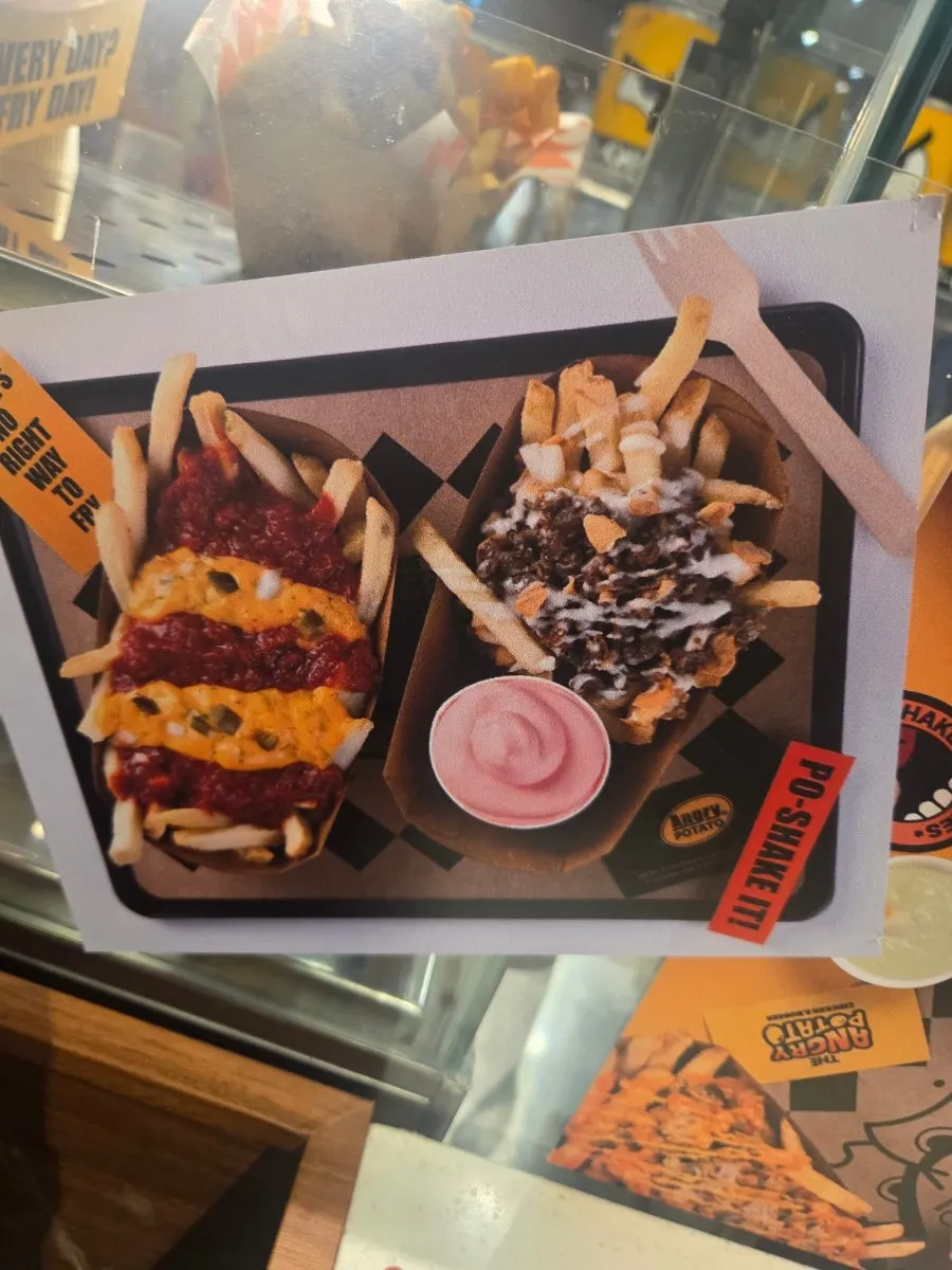 Cartel con foto de pollo y patatas fritas