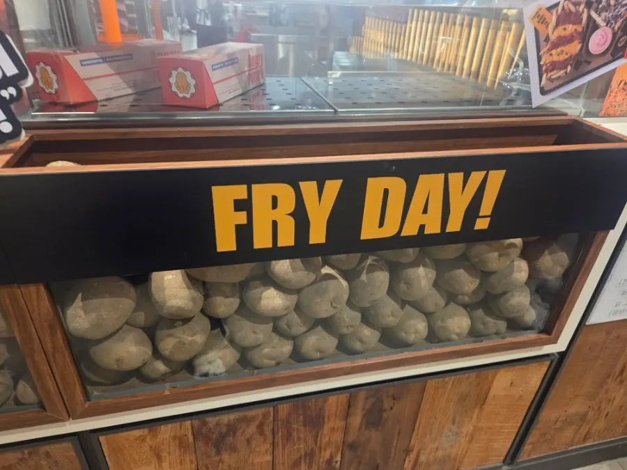 Menú de patatas fritas con los tipos de salsa