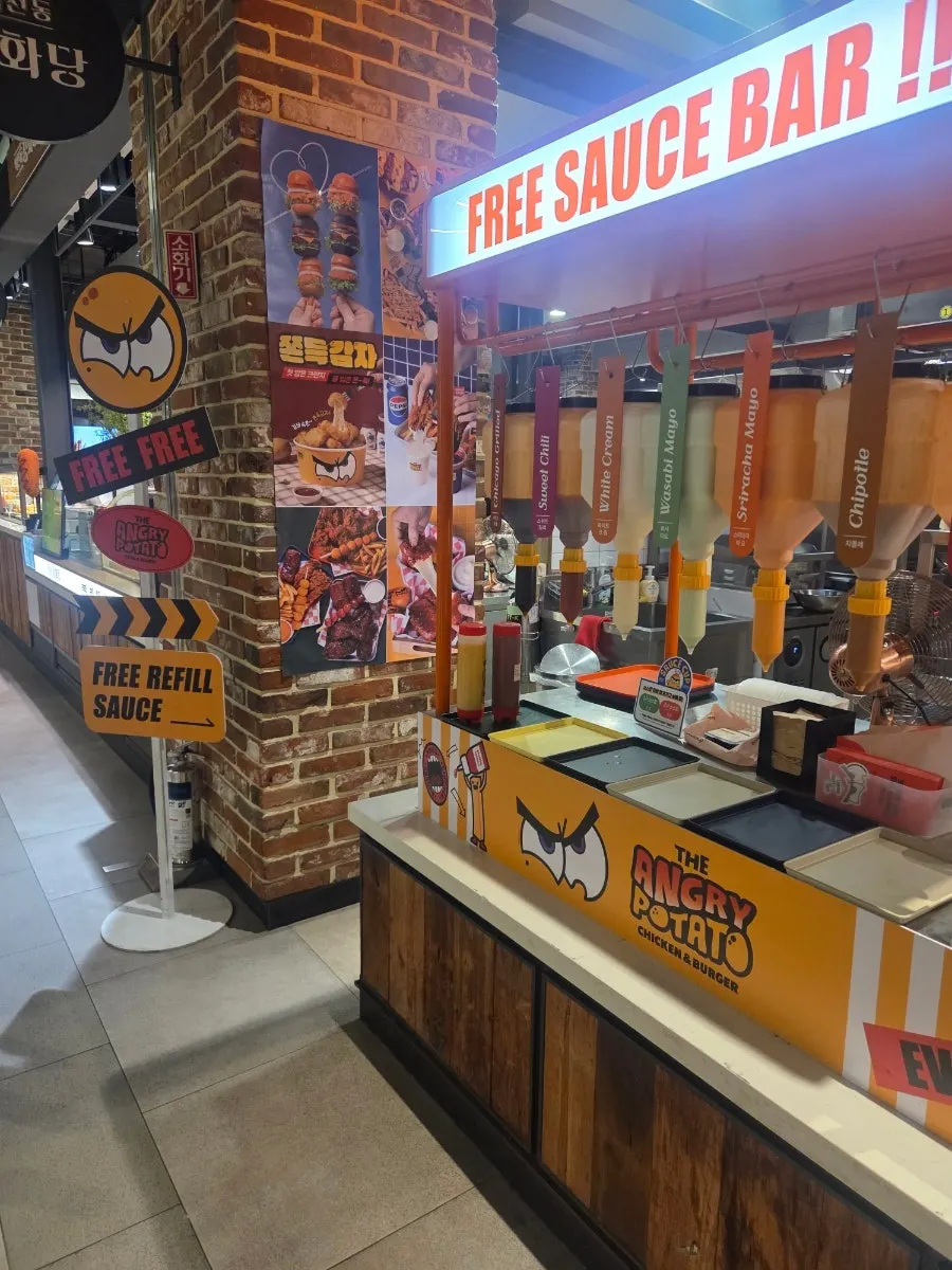 Barra libre con varios tipos de salsa