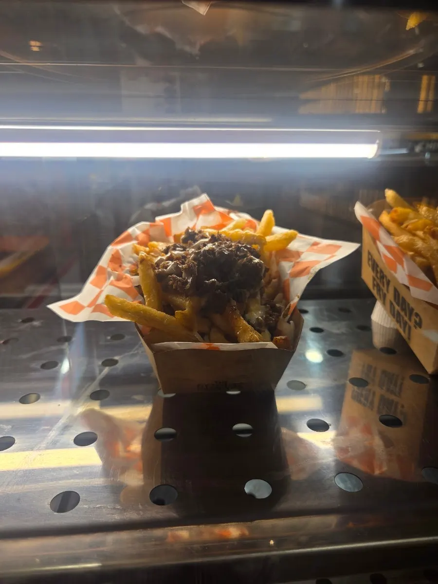 Aplicando salsa frente a la barra de autoservicio