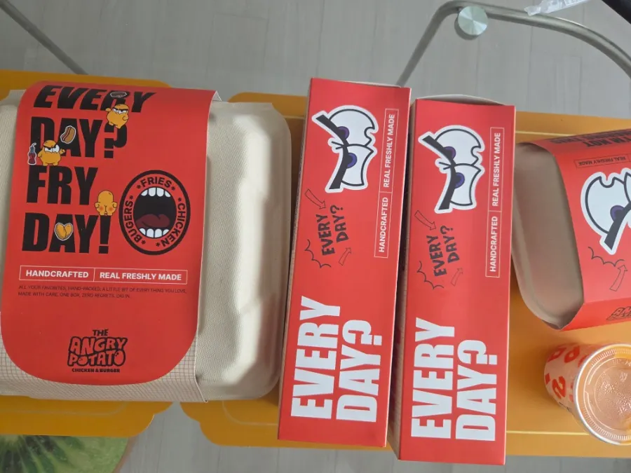 Abriendo el pedido de Angry Potato empaquetado para llevar