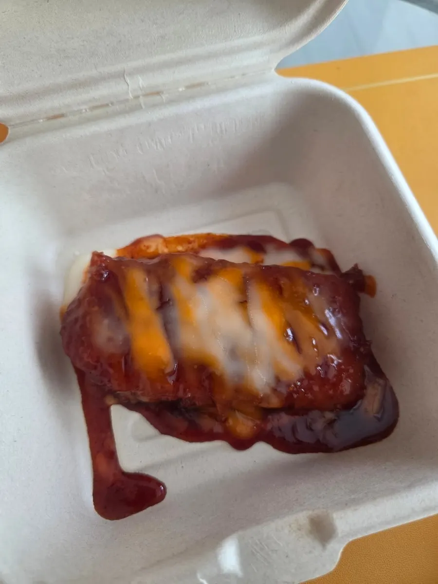 Mini burger skewers con salsa de queso cheddar