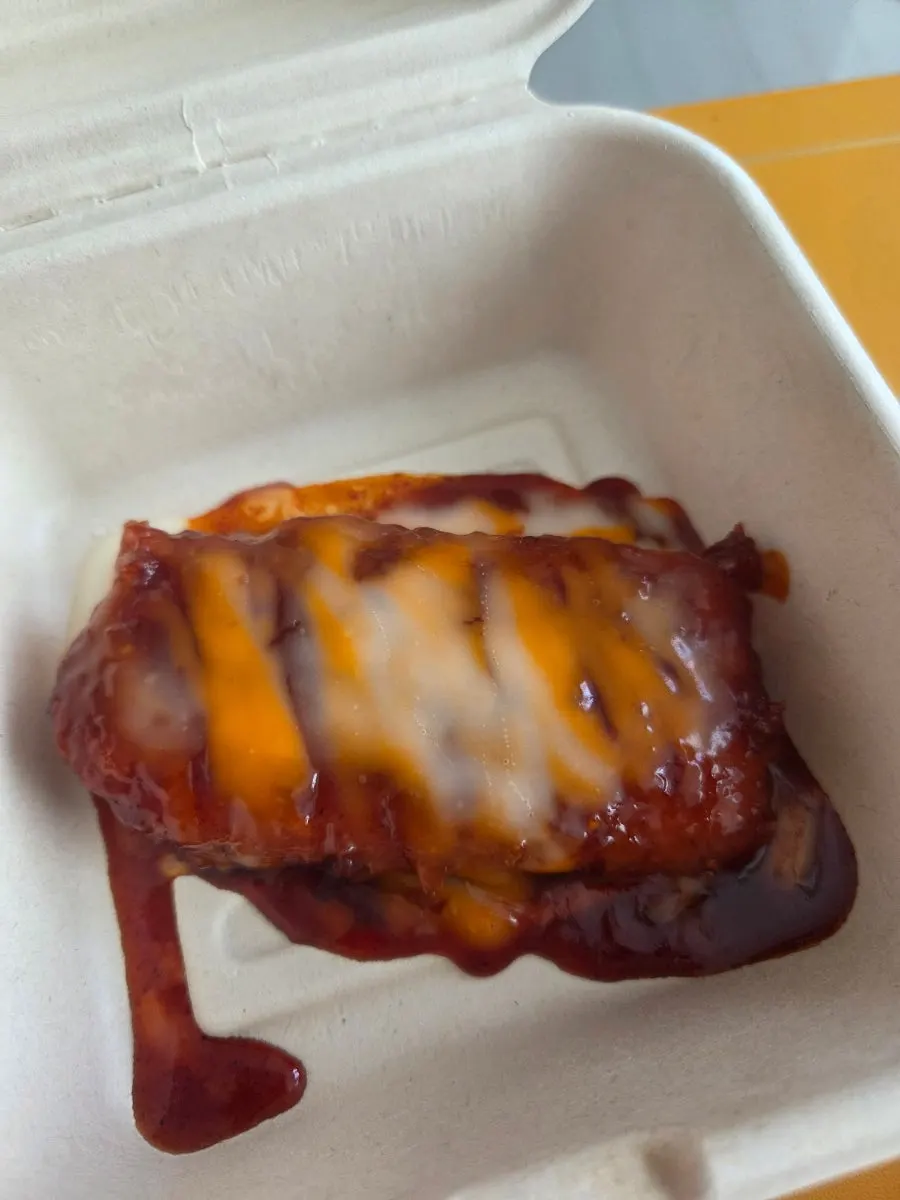 Primer plano de los mini burger skewers de un bocado