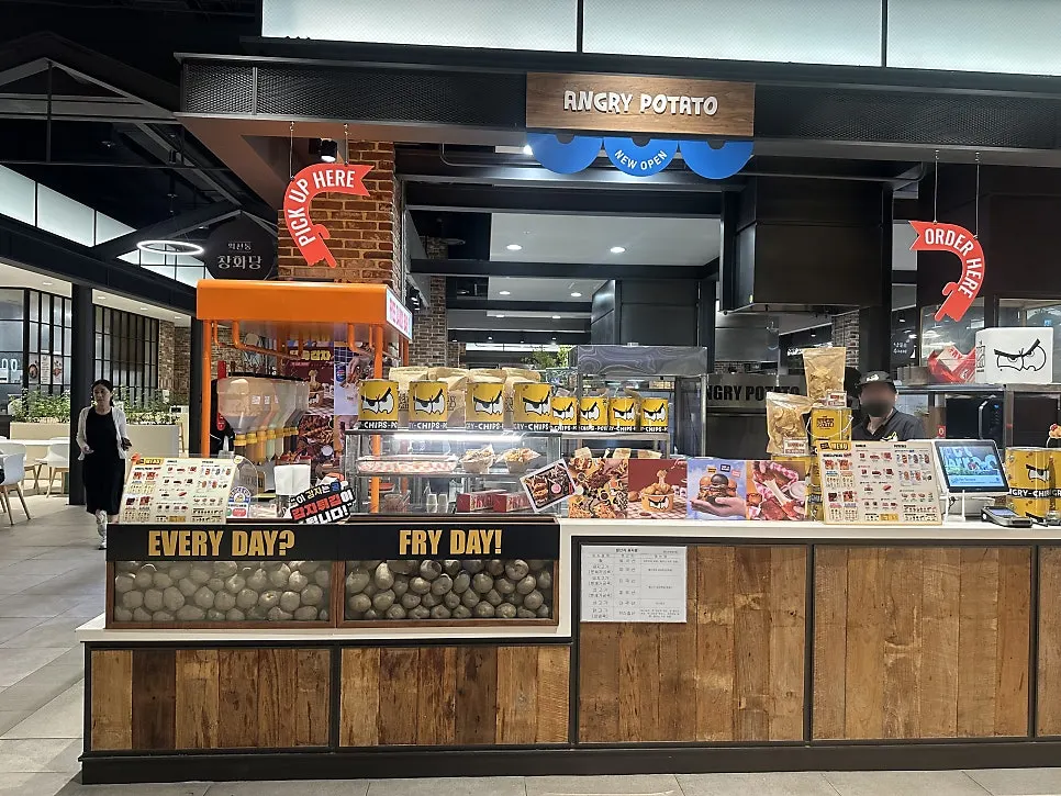 Front view of the Angry Potato Songdo store