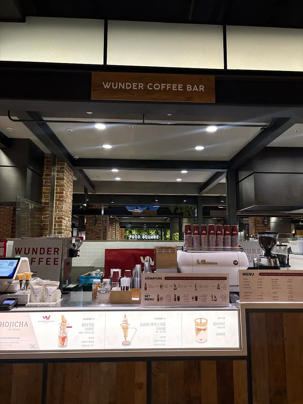 現代プレミアムアウトレット松島店 地下1階フードコートの様子