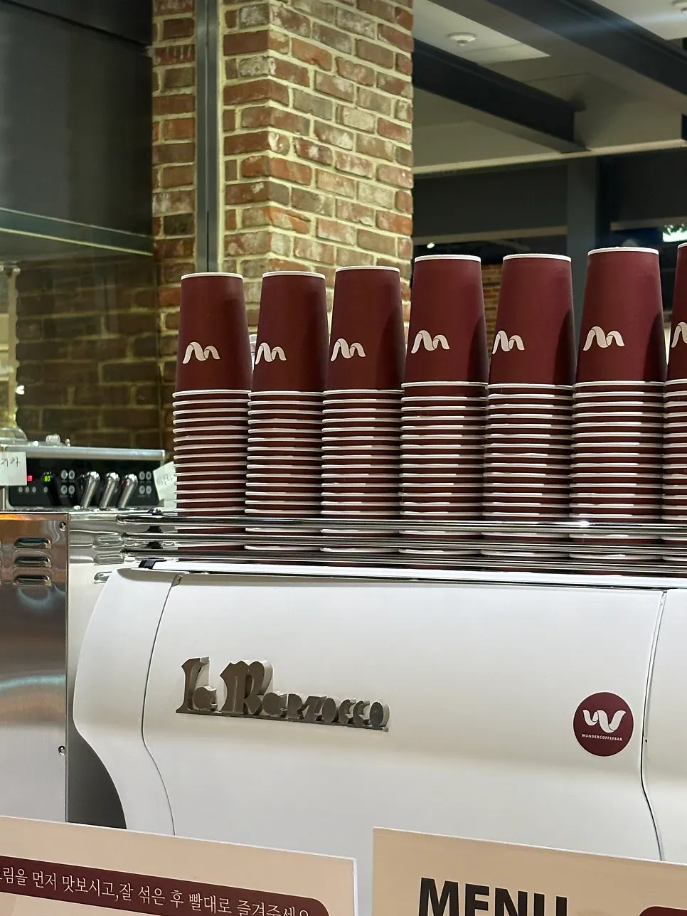 週末午後、混み合うヴンダーコーヒーバー周辺のフードコート