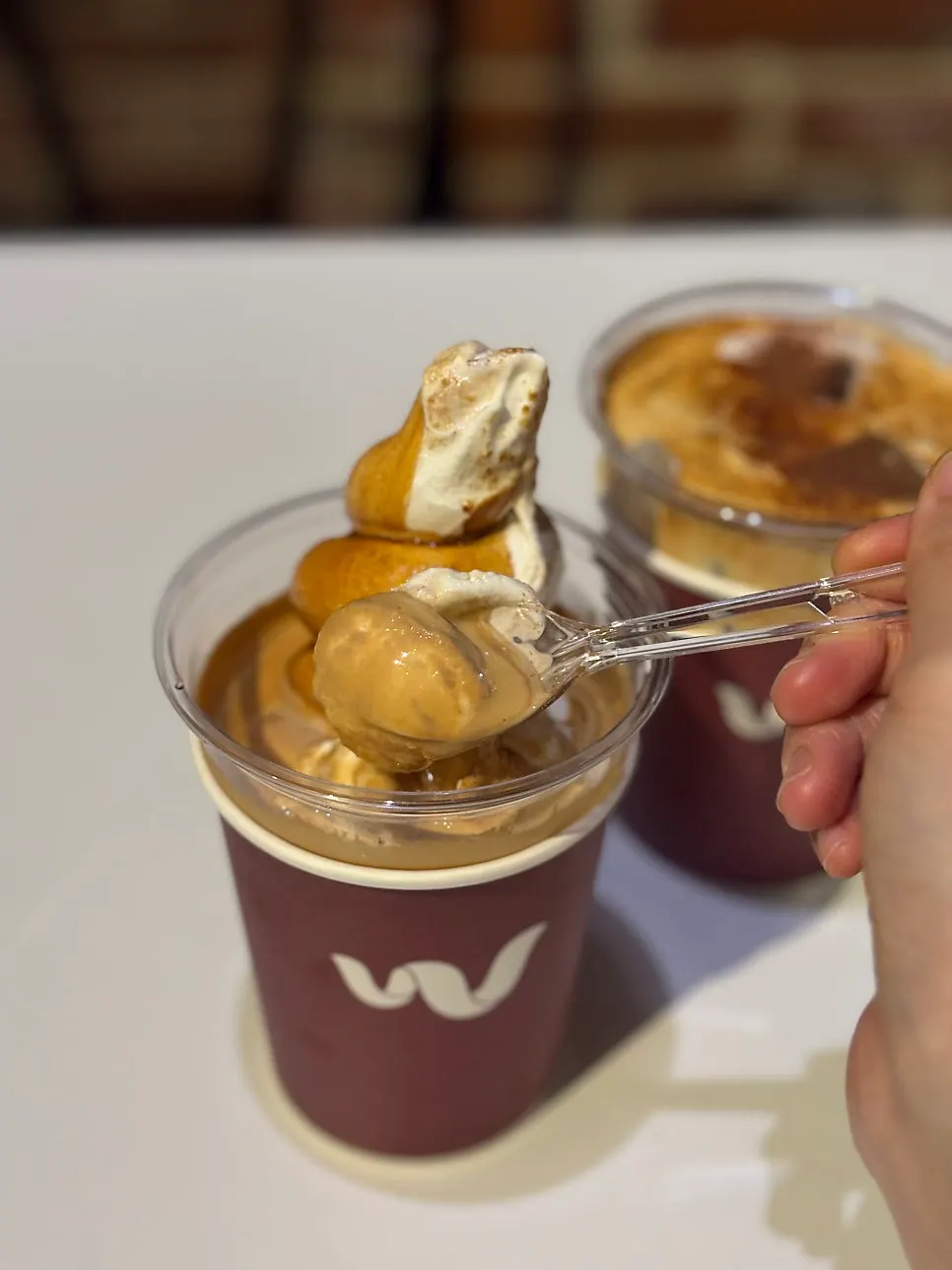 ラテとアイスクリームを混ぜてすくって食べるヴンダーガトー
