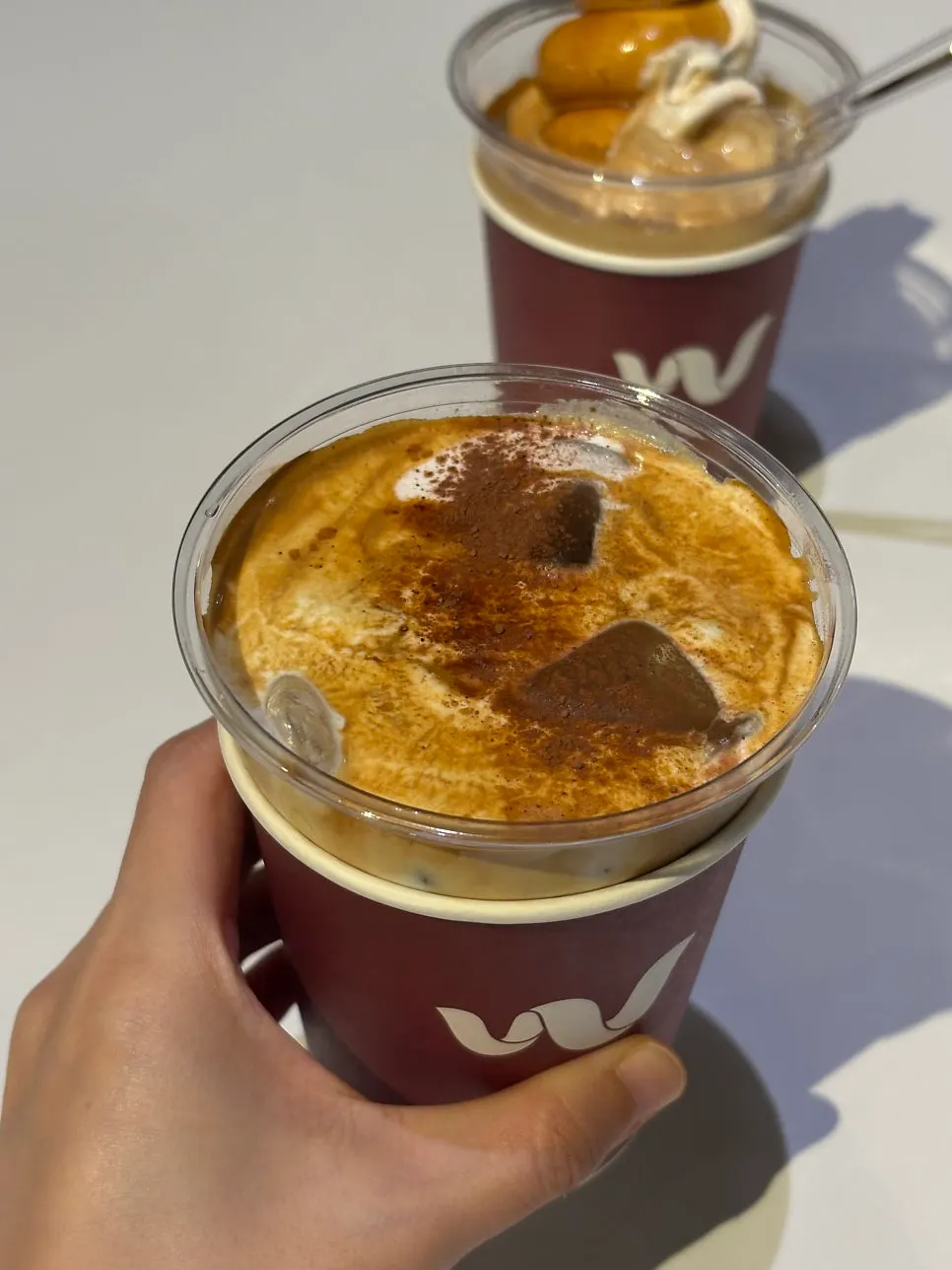 ぷるぷるのクリームがのったアインシュペナー ヴンダーコーヒー