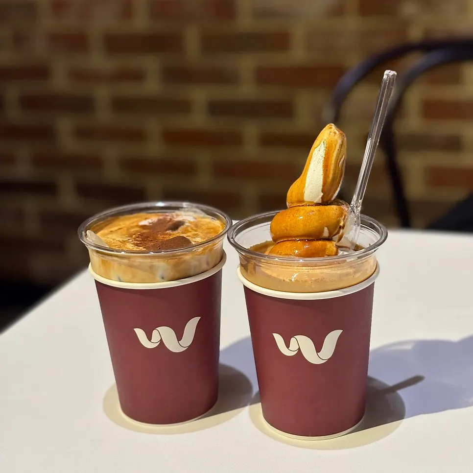 シナモンパウダーがかかったヴンダーコーヒーのクローズアップ