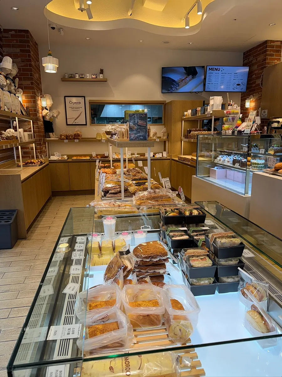 Indoor seating at Tomoru Bakery