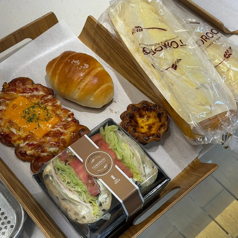 Purchased pizza bread, salt bread, and more