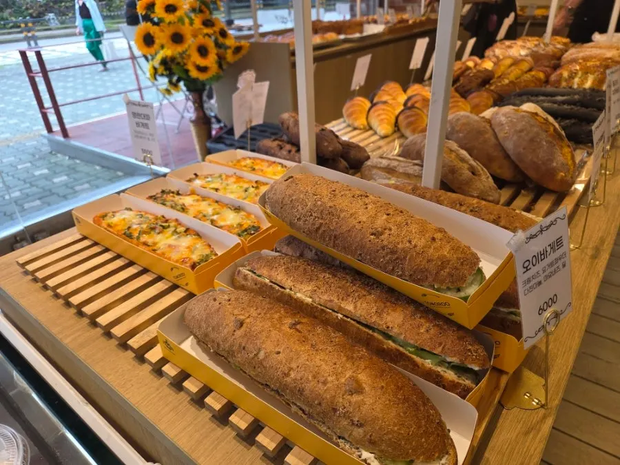 Display corner with baguette varieties
