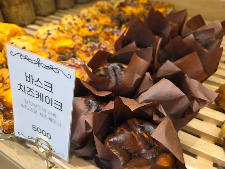 Dessert bread display