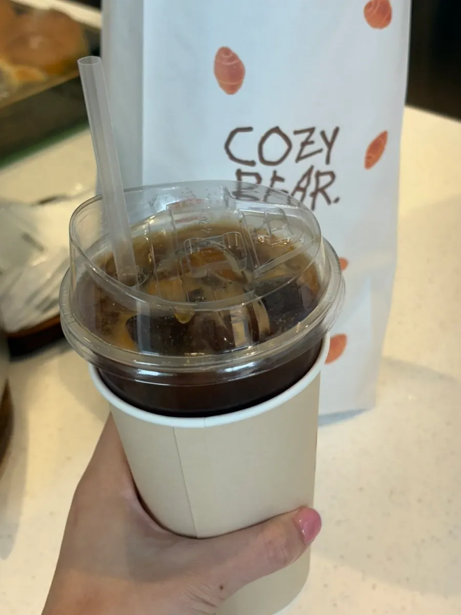 아이스아메리카노와 소금빵 사진