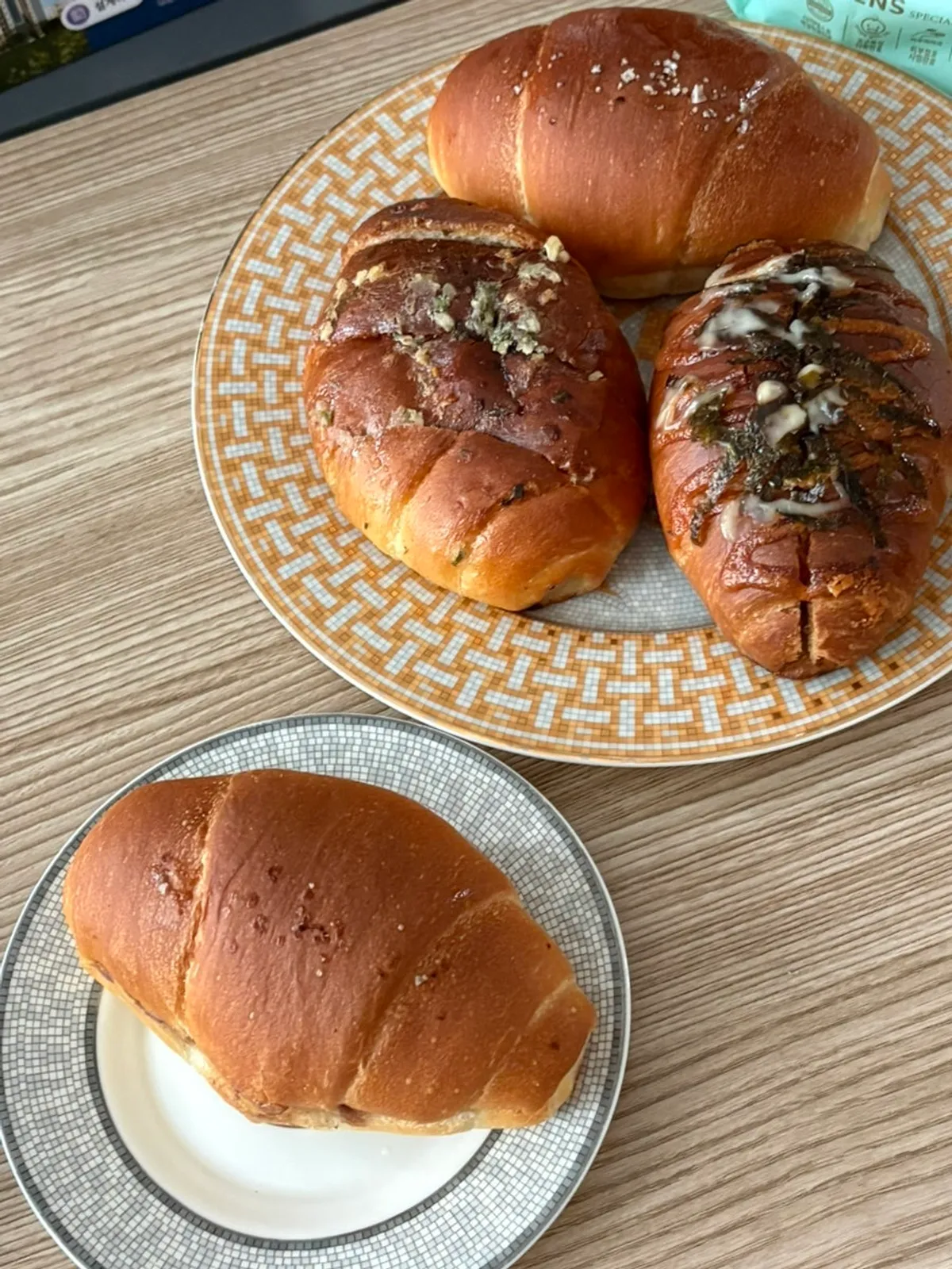 곰도리 봉지에 포장한 소금빵 사진