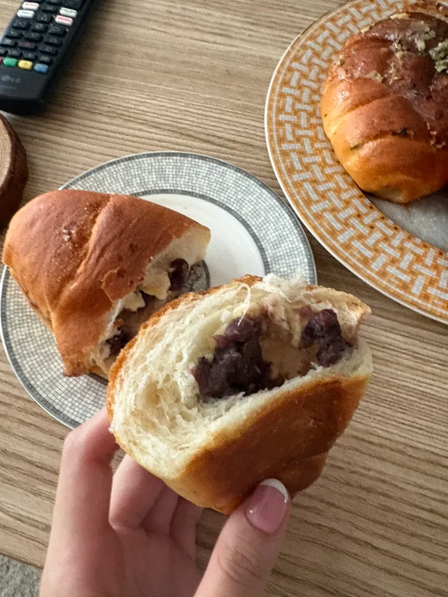 팥앙금과 버터를 넣은 앙버터 소금빵 사진