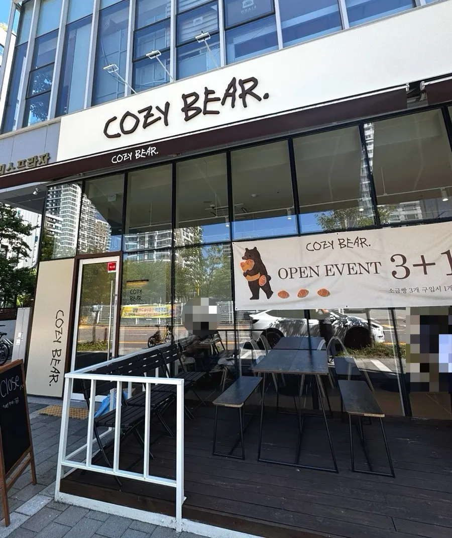 Exterior of Cafe Cozy Bear in Songdo